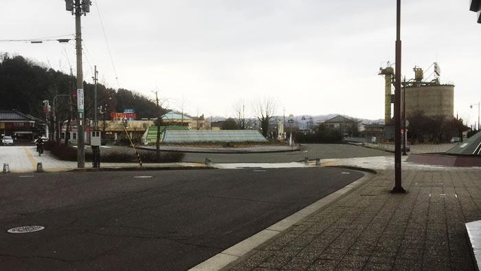 閑散とした駅前風景
